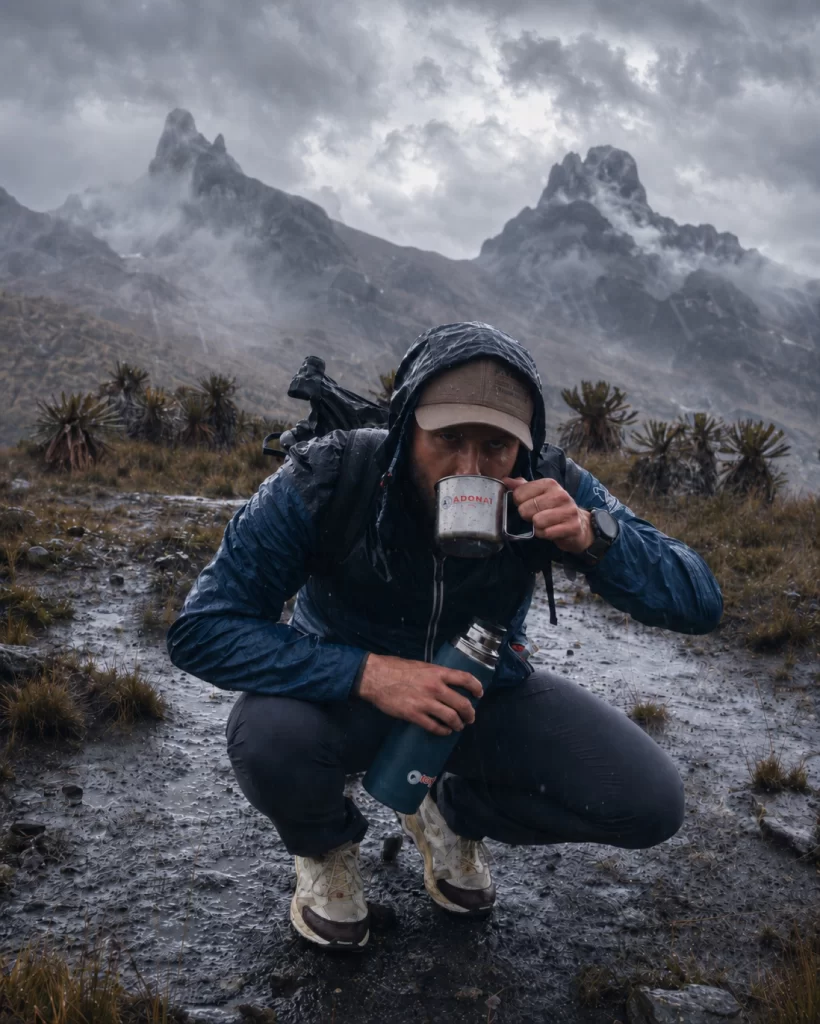 Aventurero tomando café Adonai en el páramo